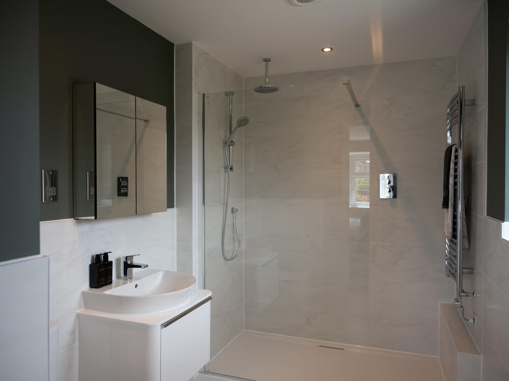 The Henley - Main Bedroom en suite