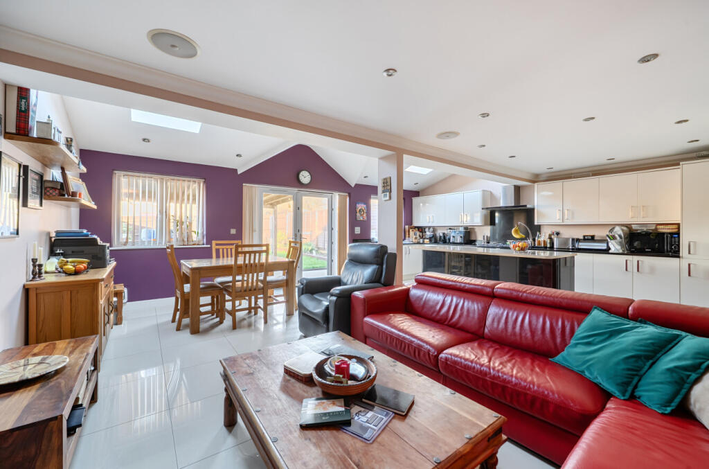 1396044-7-695e4dc...