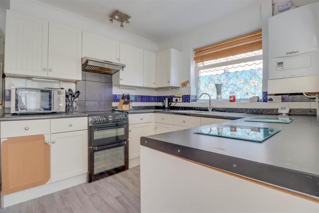 3 CARRUTHERS CLOSE INSIDE-6.jpg