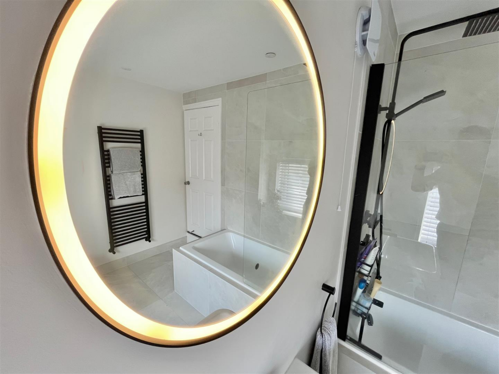 Bathroom - Mirror Feature