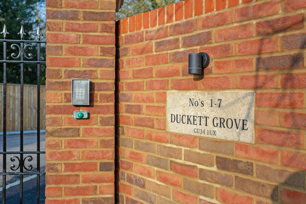 Duckett Grove NamePlate