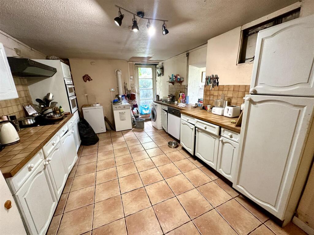 KITCHEN/BREAKFAST ROOM