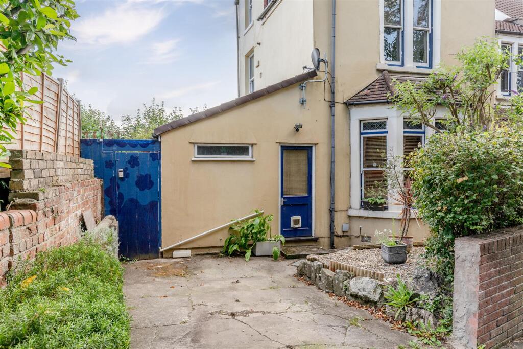 1 Brynland Avenue Driveway Parking