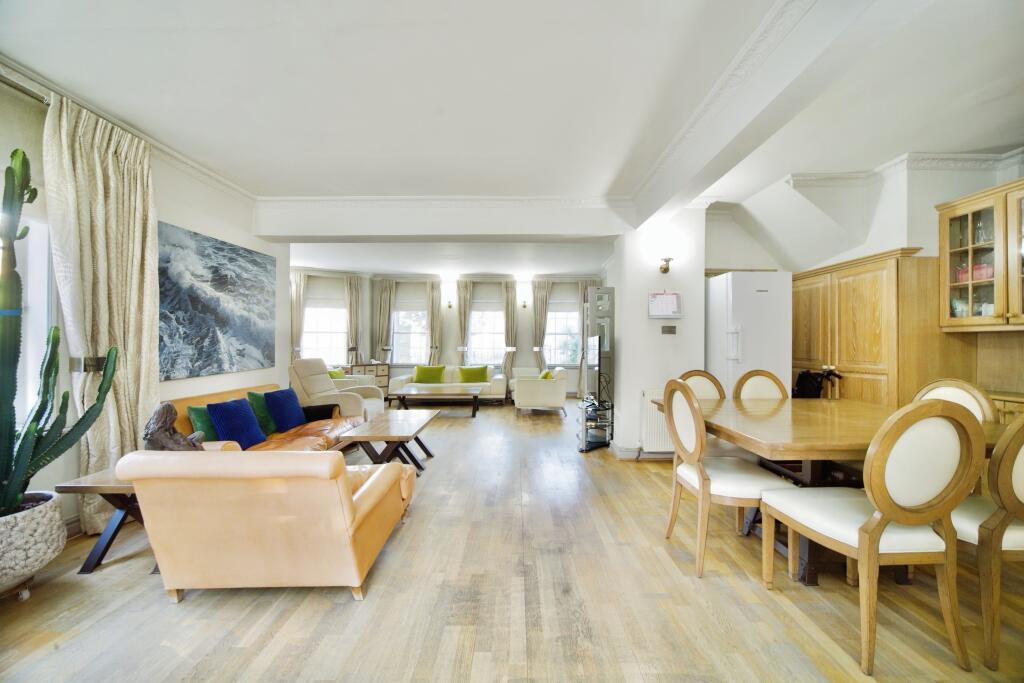 12 Squires Mount, Hampstead, London, NW3 1ED