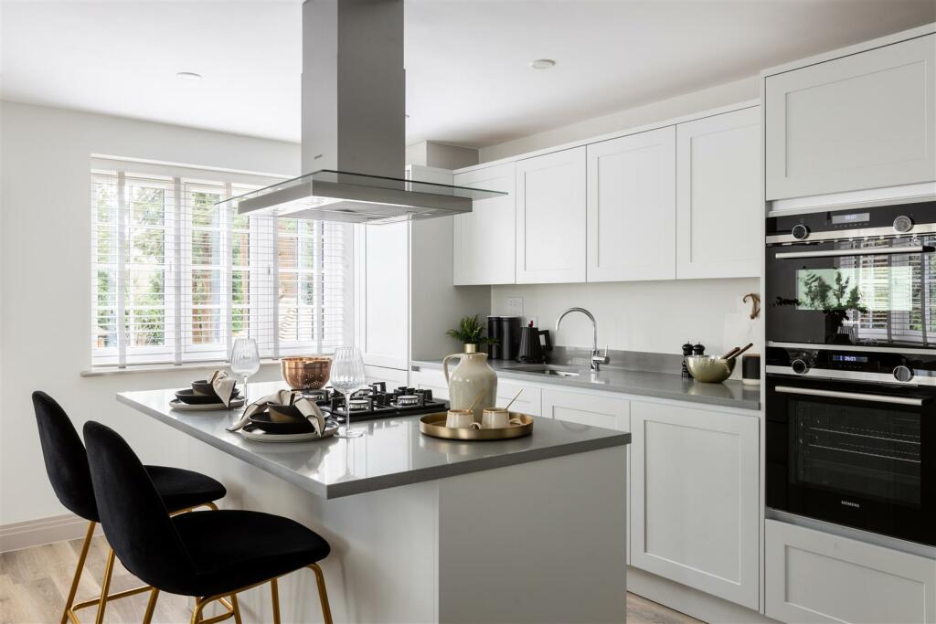 7 De Clare Court-14.jpg