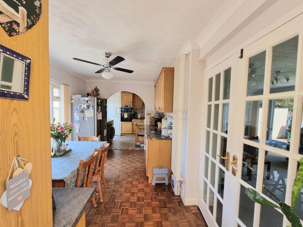 Kitchen/ Breakfast Room