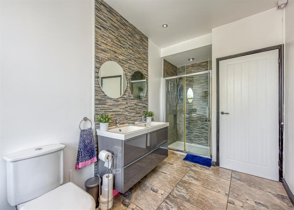 21 Zoar Street-Bathroom.jpg