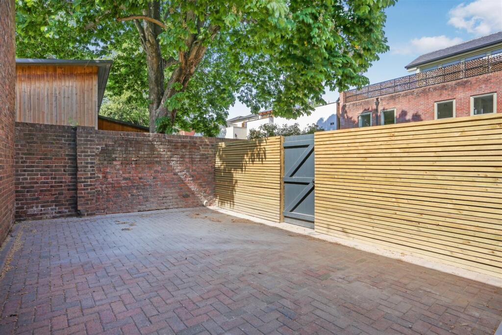 1469541018 - Campbell House, High Steet, KT1715.jp