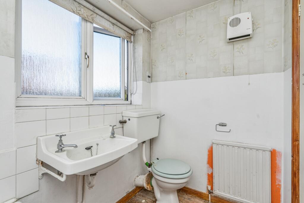 5 West Road, Farnborough, Hampshire, GU14 8EZ