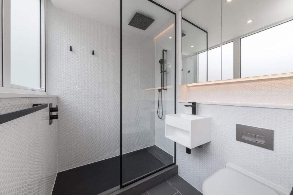 BATHROOM 1.jpg