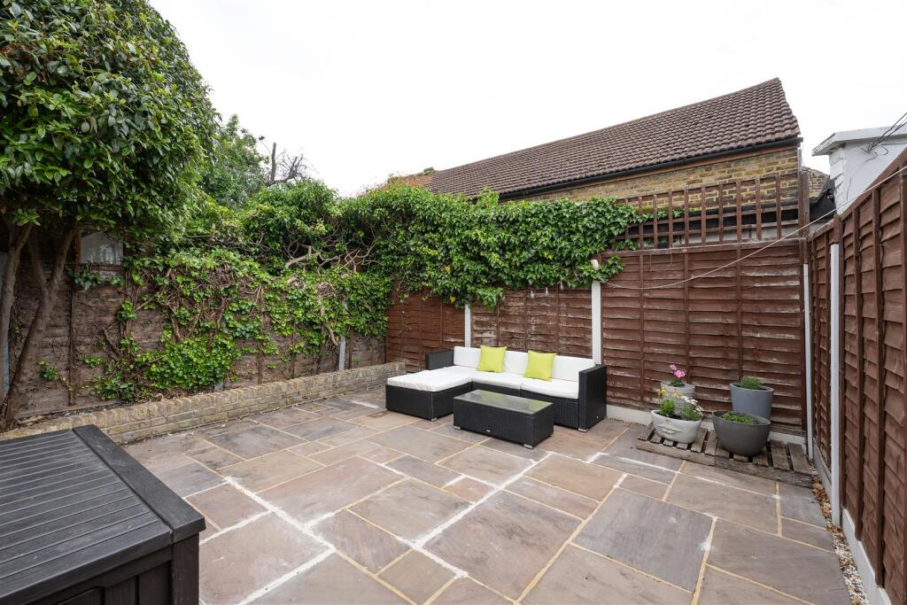 Chelmsford Road, E18