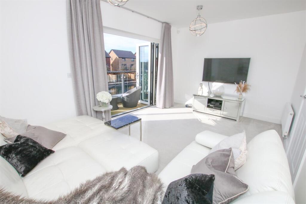 MARINA FACING LOUNGE