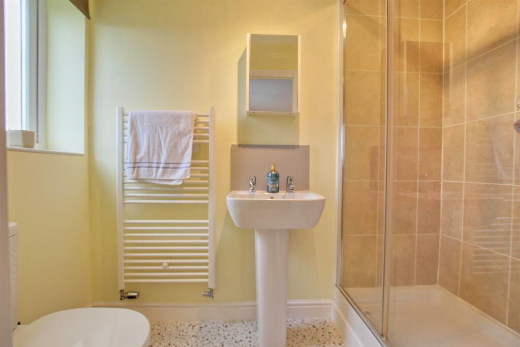EN SUITE SHOWER ROOM