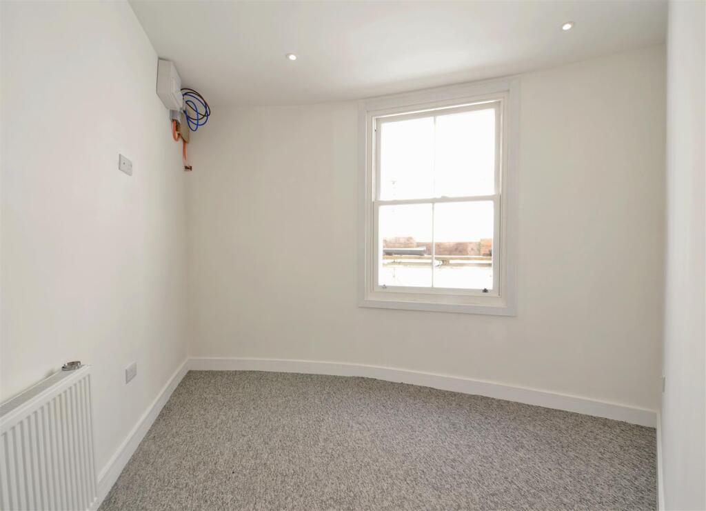 8 - Three Bedroom Flat for Auction, Westbury-on-Tr