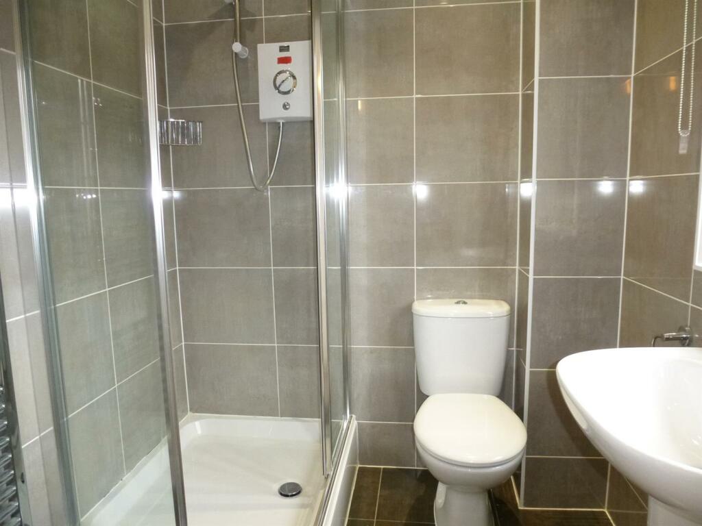 En-suite shower room - 15 Edmonton Way.JPG