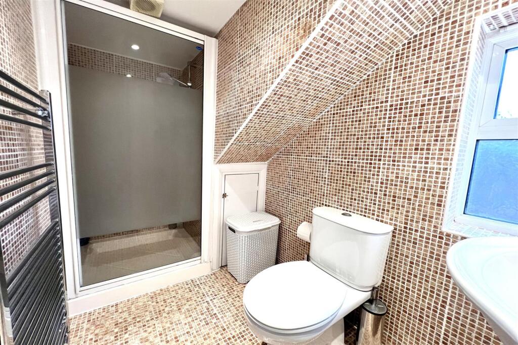 EN-SUITE SHOWER ROOM