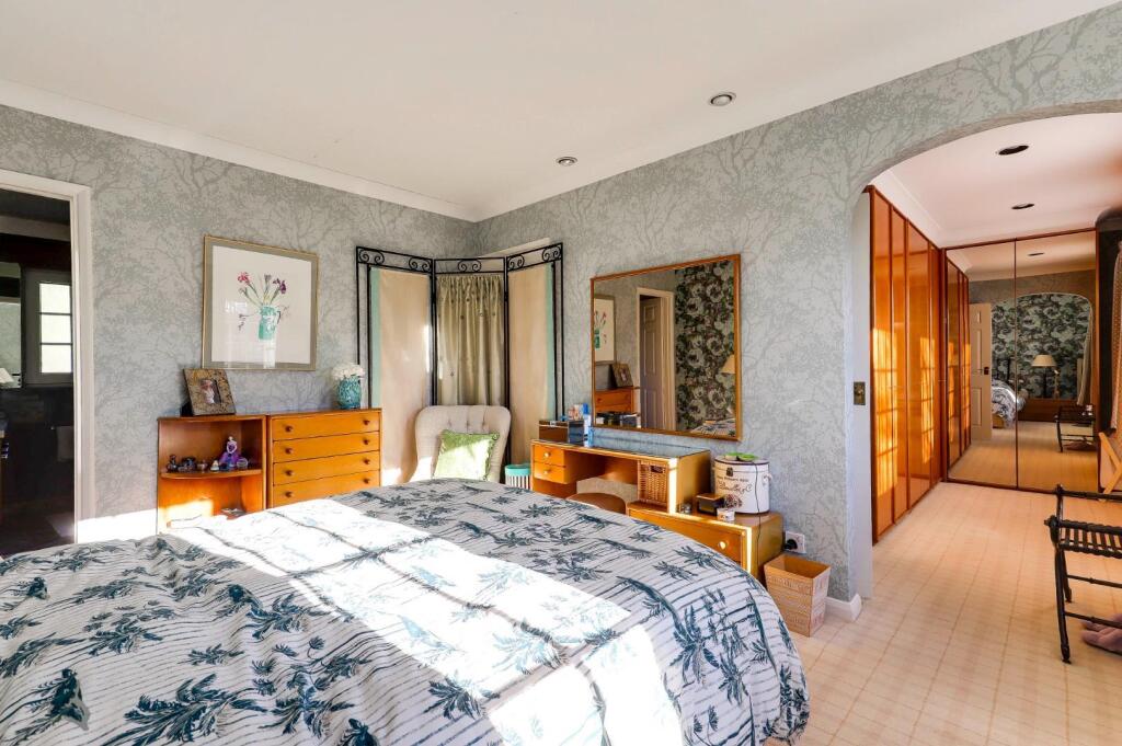 Master and dressing room.JPG