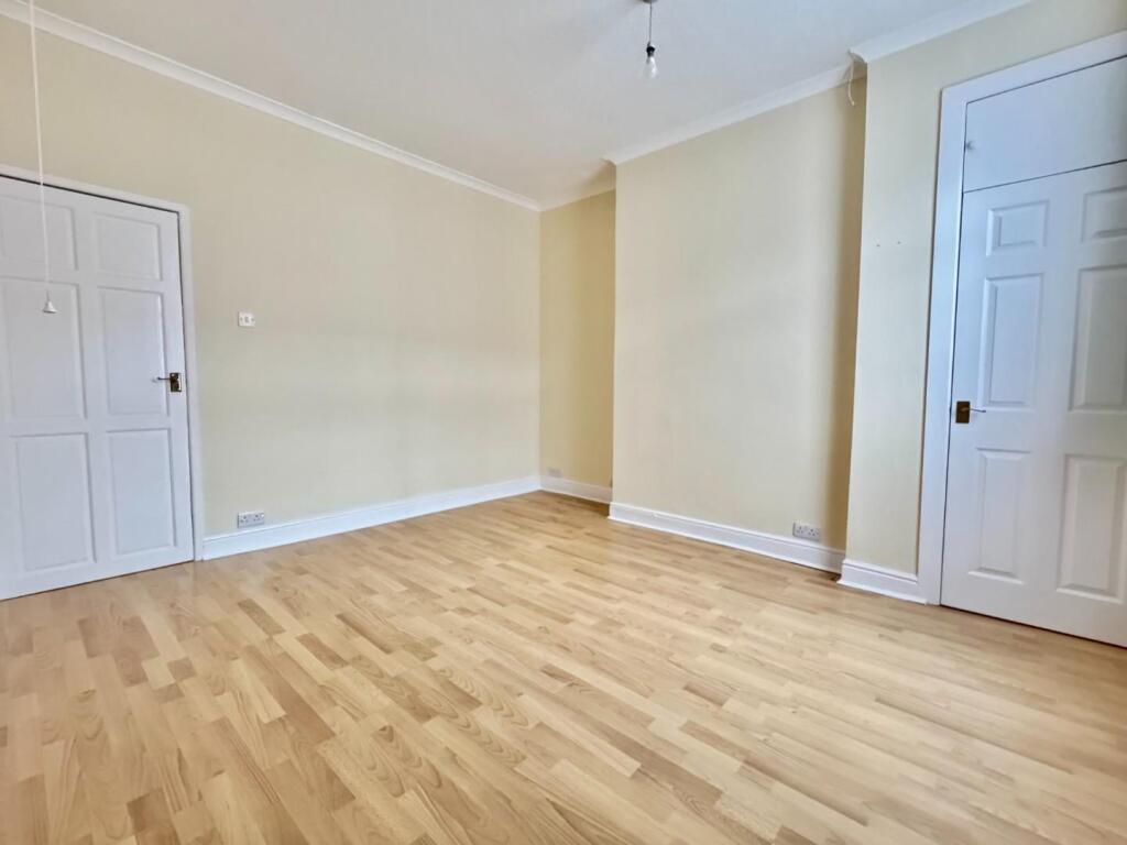 Bedroom 1 1.jpg