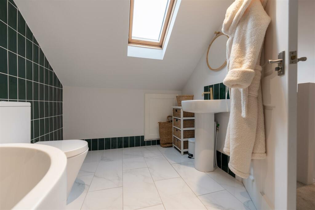 En Suite to Master 1.jpg