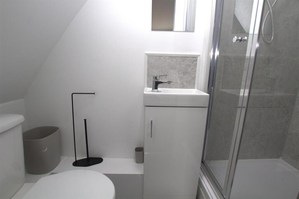 room 2 ensuite.jpg