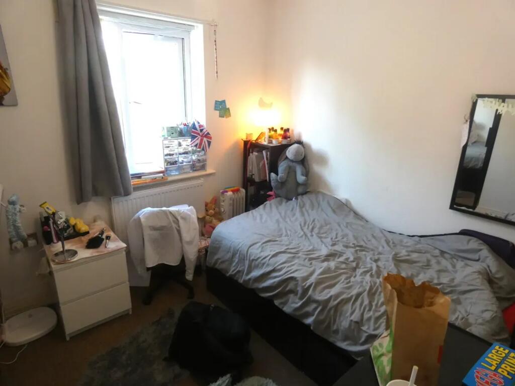 A cozy double bedroom featuring a comfortable b...