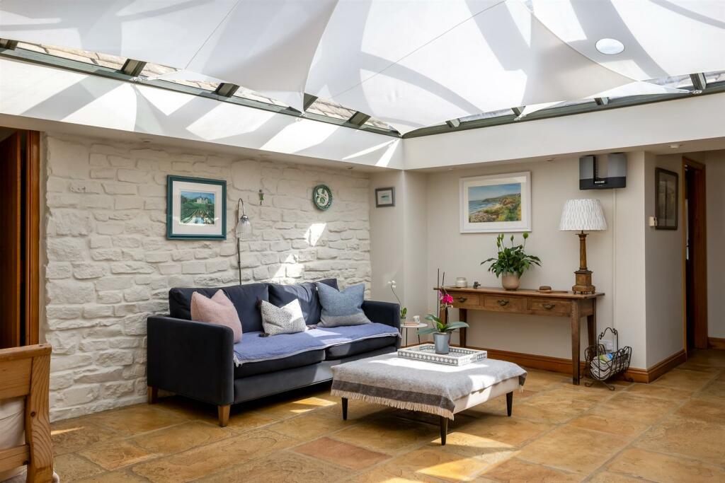 23 - Brecon House - GL53 9NE - Web.jpg