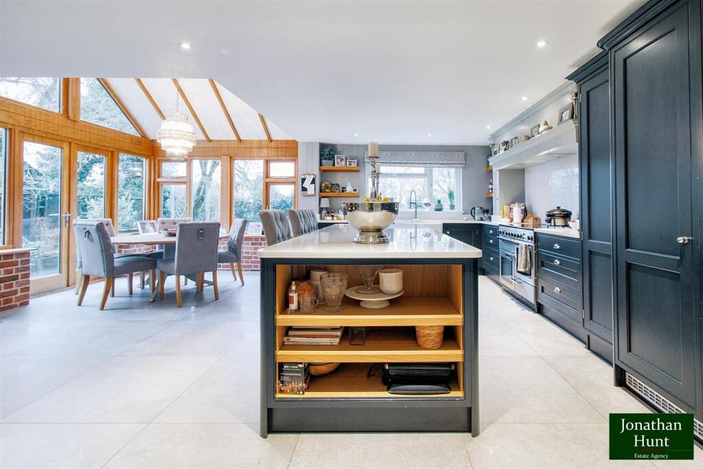 KITCHEN/FAMILY ROOM pic 2