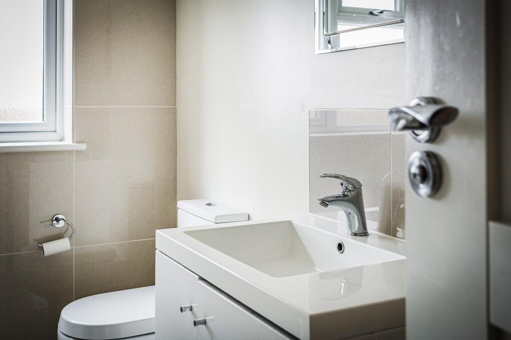 Family bathroom 2.jpg