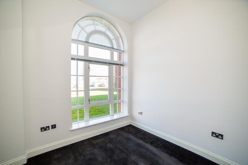 76 Robertson Drive 1 (800x533).jpg