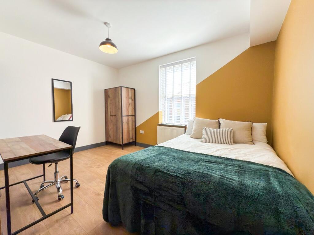 Well-presented bedroom with a comfortable doubl...