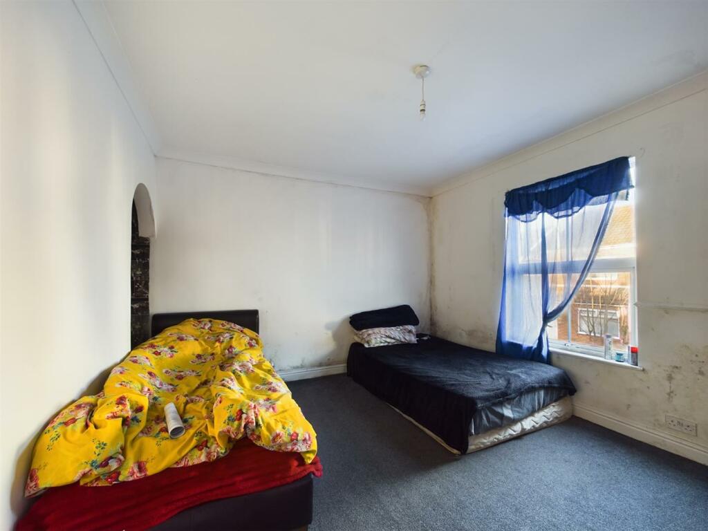 Bedroom 1.jpg