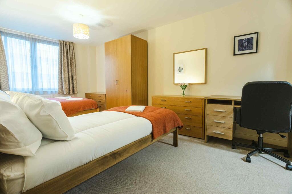 Bright and tidy double bedroom featuring two si...