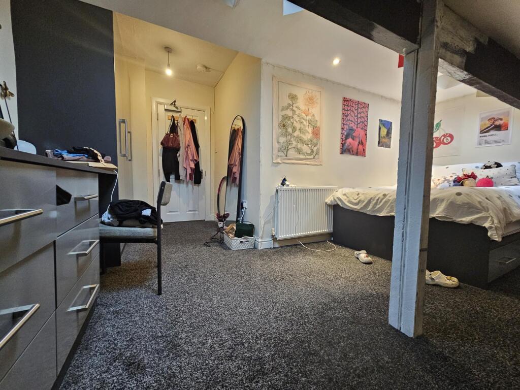 A cozy student living room with a comfortable s...