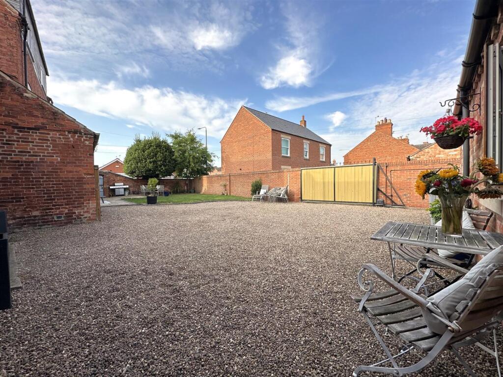 Extensive Electric Gated/ Gravelled Driveway 524