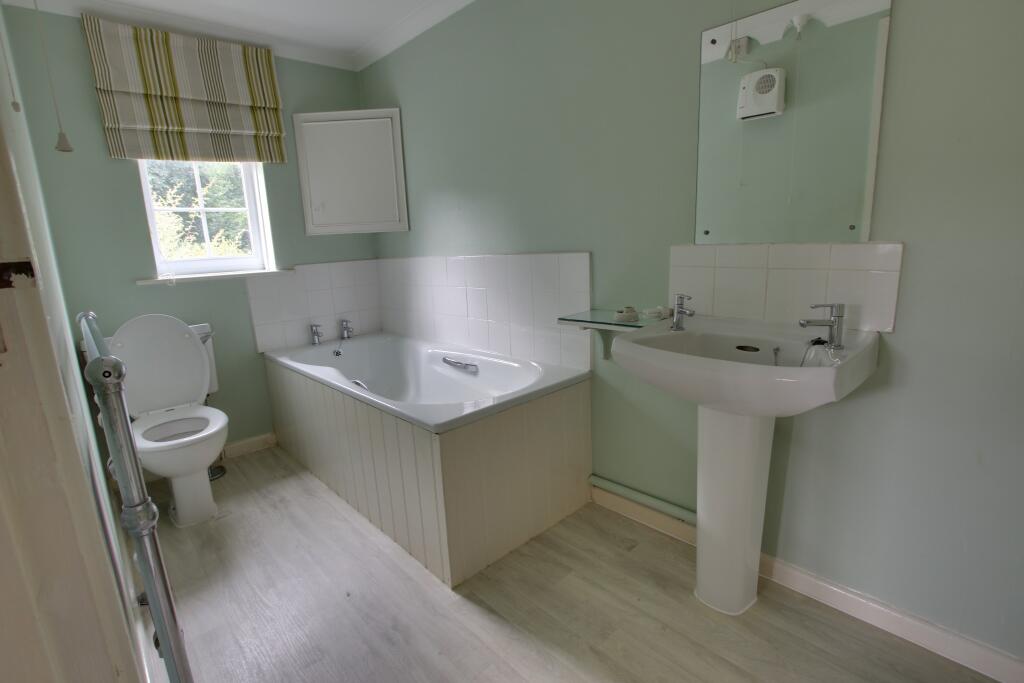 EN SUITE BATHROOM