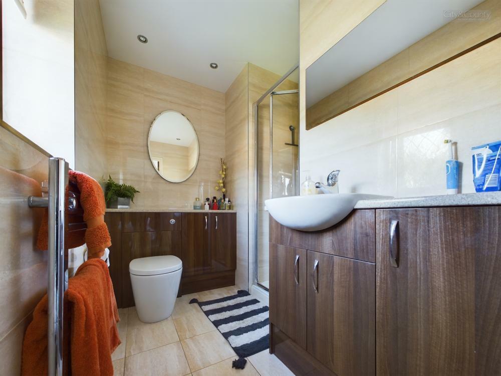 En-Suite To Master Bedroom