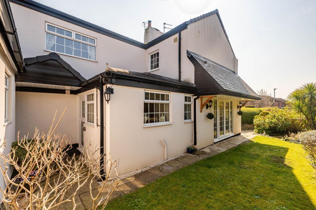 Side garden &amp; rear entrance