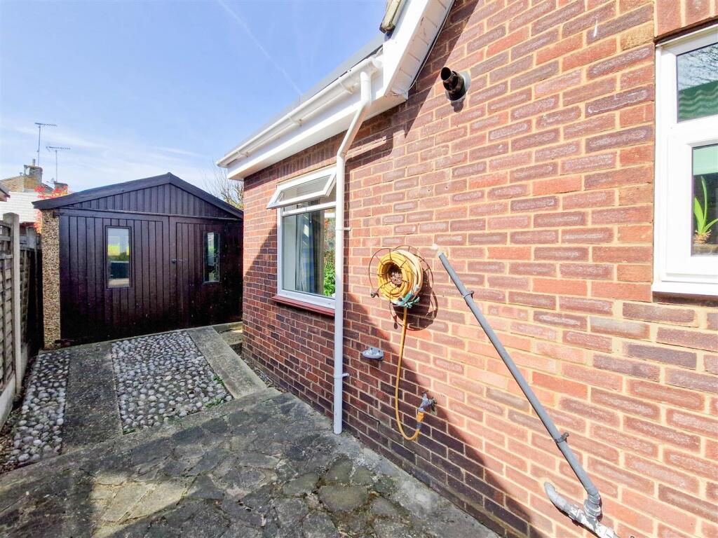 independent driveway to the garage