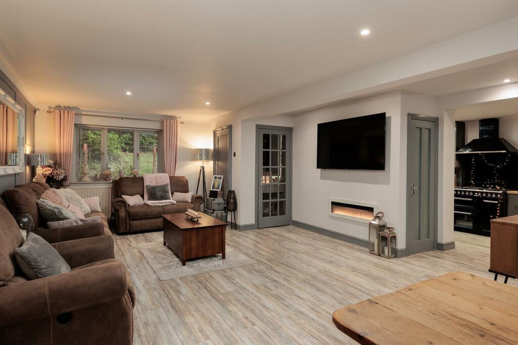 Lounge/Dining Area