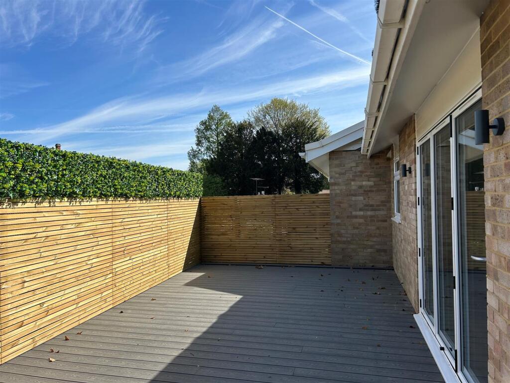 14 Selwyn Close back.jpg