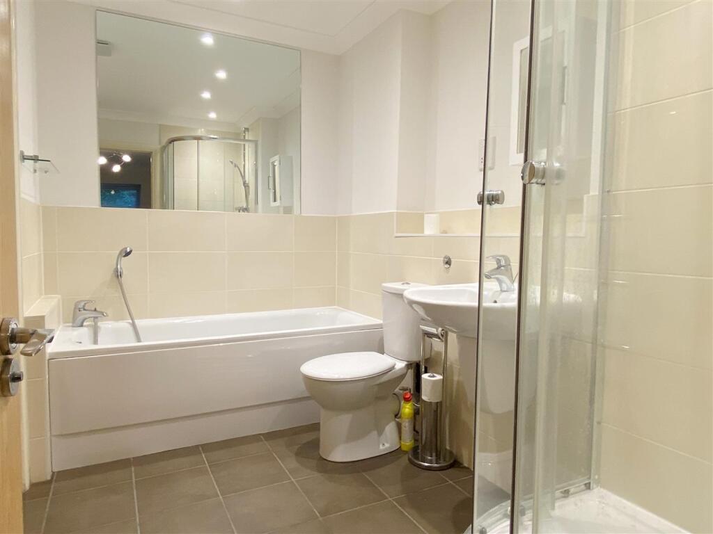 Bathroom 1.jpeg