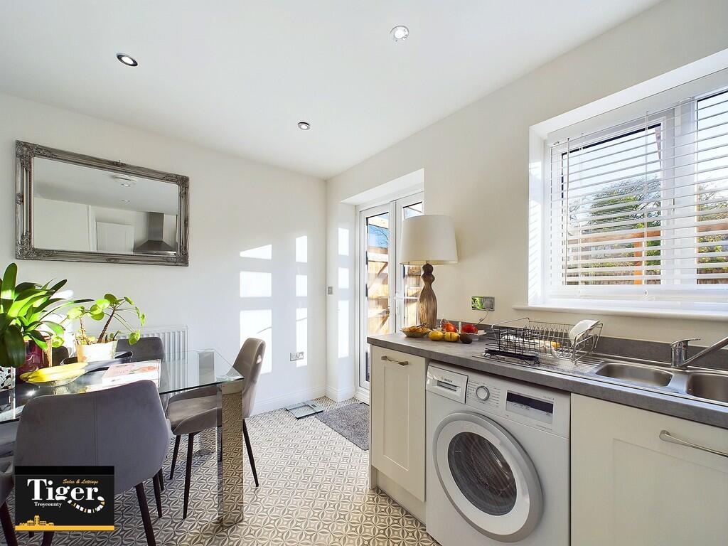 CAM02176G0-PR0452...