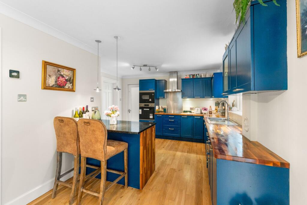 Kitchen/Breakfasting Area