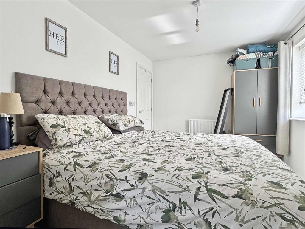 Master Bedroom b.jpg