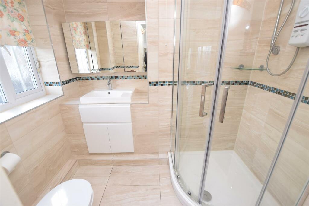 EN SUITE SHOWER ROOM