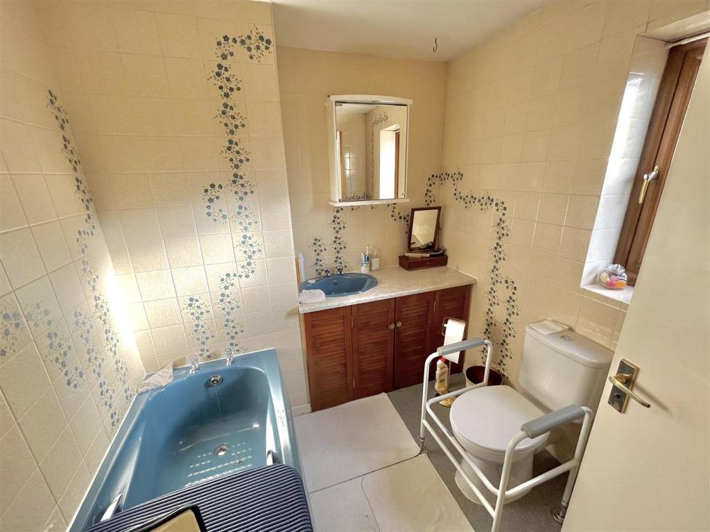 Bathroom.jpg