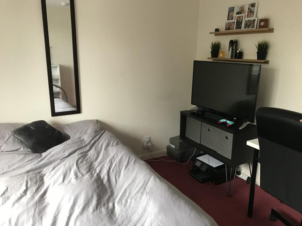 17 Ravendale Drive - Bedroom(10).jpg