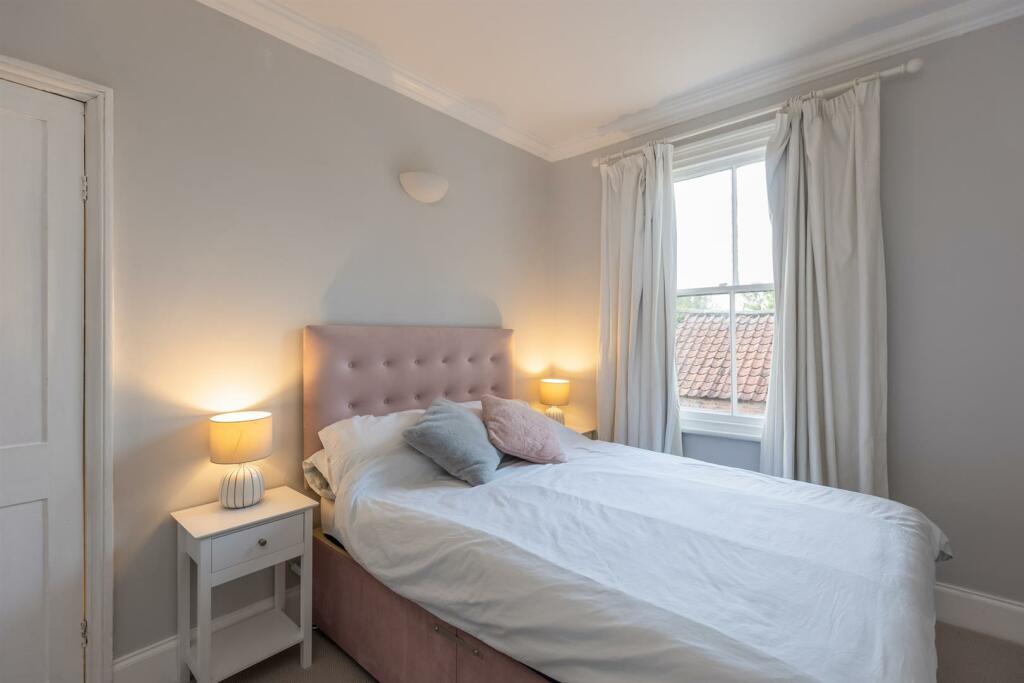 Carlbury House Bedroom 4-2.jpg