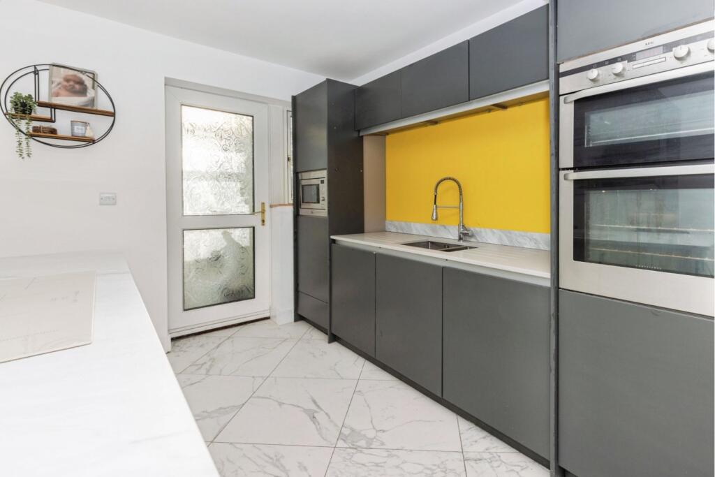 Lounge / Kitchen