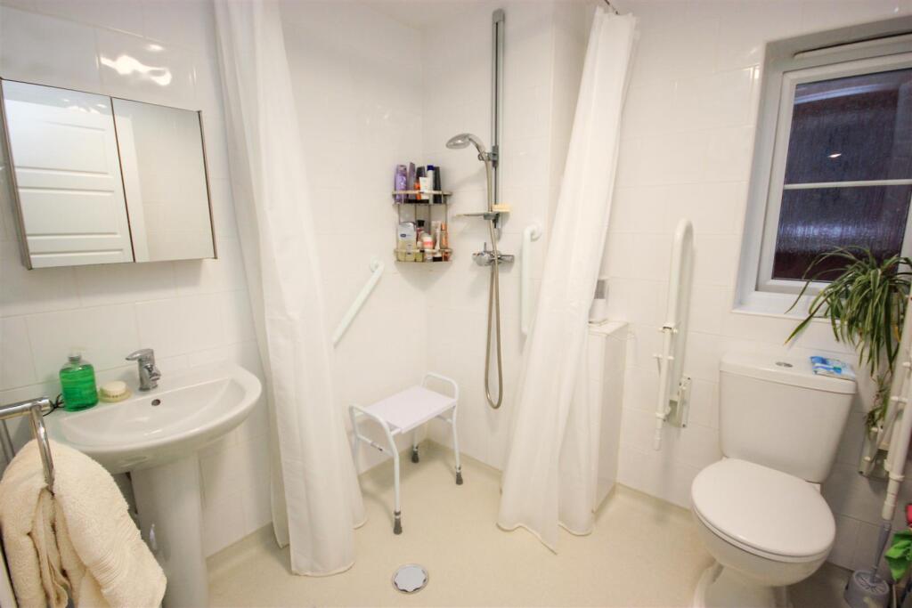 shower room..jpg